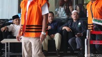 Amien Rais menunggu di lobi KPK.