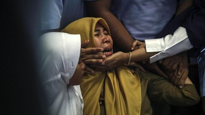 Tangisan Tersedu-sedu Keluarga Korban Lion Air