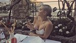 Serunya Momen Makan Anne Marie Bareng Marshmello dan Ed Sheeran