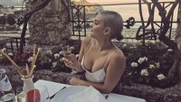 Malam ini saya makan gurita dan melihat bulan merah, tulis Anne Marie yang memegang segelas champagne. Foto: Instagram annemarie