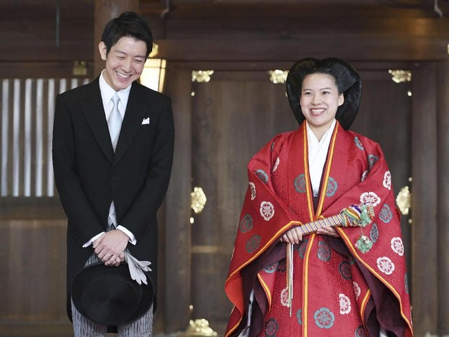 Putri Ayako resmi dinikahi kekasihnya seorang pria biasa, Kei Moriya di Meiji Shrine, Tokyo, Senin (29/10/2018). Setelah menikah, Putri Ayako tidak akan lagi menjadi bagian keluarga Kekaisaran Jepang. Putri Ayako mendapatkan gelar bangsawan karena dia merupakan anak ketiga dari Pangeran Takamado, sepupu Kaisar Akihito. (Foto: Reuters)