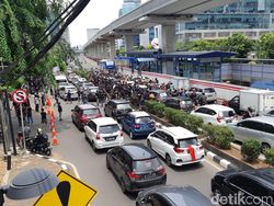 Suasana Demo Driver di Depan Kantor Grab