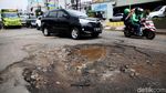 Hati-hati! Ada Jalan Rusak di Kalimalang