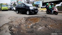 Rusaknya jalan di KH. Noer Ali Kalimalang itu tentunya berbahaya dan dapat membahayakan para pengguna jalan.