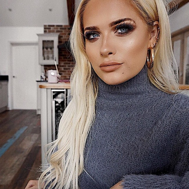  Setelah berjuang melawan depresi dalam beberapa tahun pertama setelah kecelakaan itu, Wanita asal Kings Lynn ini menemukan hiburan dan meditasi, kemudian memutuskan untuk berbagi nasihatnya di Youtube. Foto: Instagram @jbone89