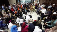 Momen saat Amien Rais hingga Neno Warisman saat hadiri diskusi di DPR sambil lesehan.