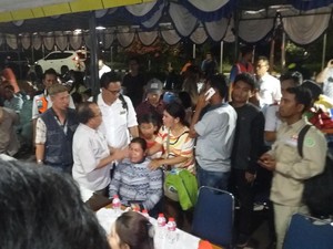 Tanya Kondisi Suami, Dewi Histeris di Posko Korban Lion JT 610