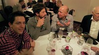 Contoh lainnya saat makan malamnya bersama dua bintang The Expanse, Anvar dan Wes Chatham. Di sana tak telihat serangga atau pun hidangan ekstrim lainnya. hanya sepiring salad dan beberapa kudapan. Foto: yahoo  
