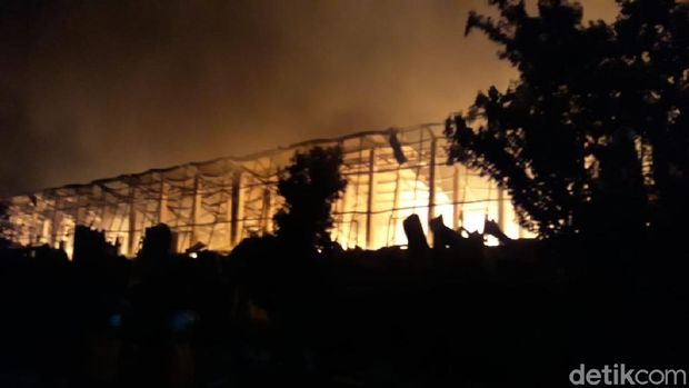 Api Masih Berkobar, Petugas Sterilkan Area Pasar Legi