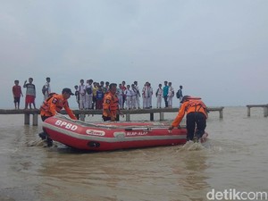 Nelayan Karawang Bantu Pencarian Korban Lion Air JT 610