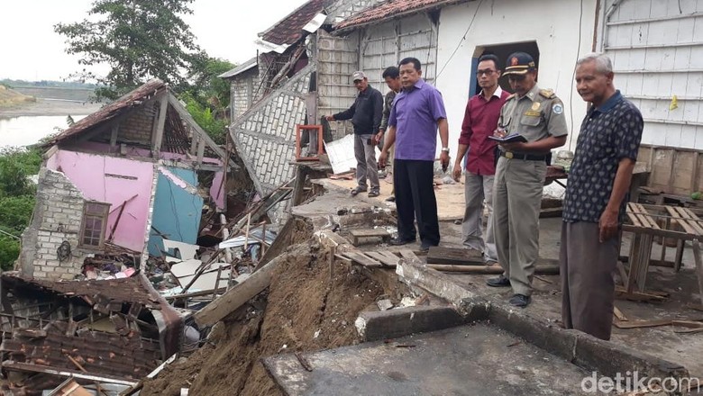 Korban Longsor Bengawan Solo di Lamongan Mengungsi ke Tetangga Korban Longsor Bengawan Solo di Lamongan Mengungsi ke Tetangga