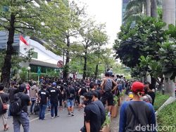 Suasana Demo Driver di Depan Kantor Grab