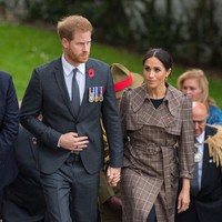 Sementara ada asisten pribadi juga merangkap sebagai wakil dari sekretaris.Mereka bekerja lebih pribadi, untuk itu masing-masing dibutuhkan satu asisten pribadi. Asisten pribadi akan mengambil tugas adiminstratif pribadi seperti mengambil baju, mengurus perjalanan hingga memesan restoran. (Foto: dok. Getty Images)