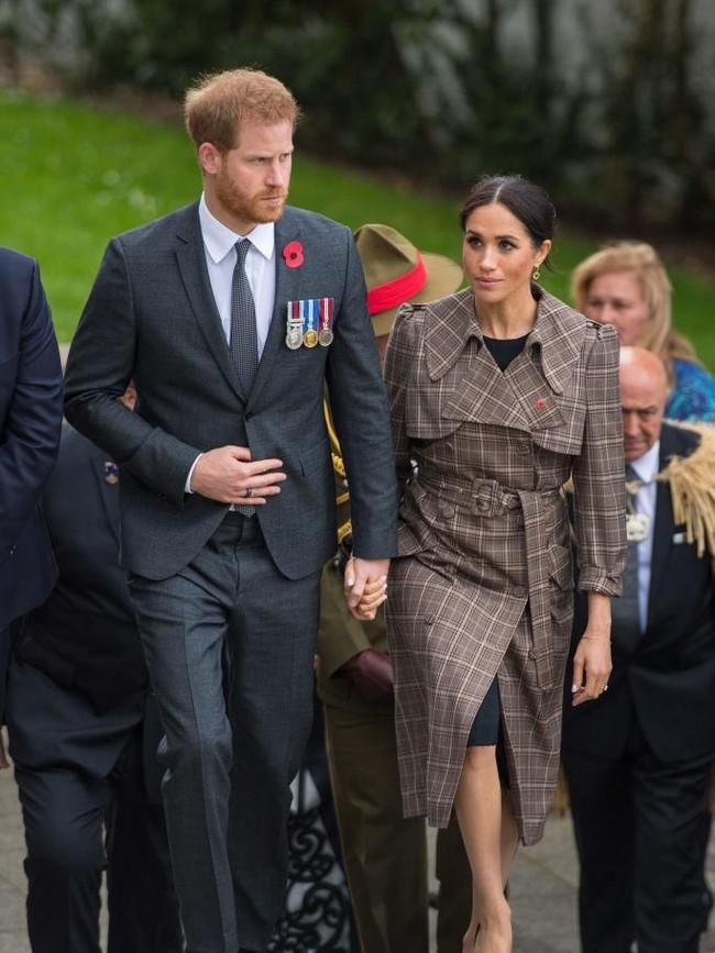 Sementara ada asisten pribadi juga merangkap sebagai wakil dari sekretaris.Mereka bekerja lebih pribadi, untuk itu masing-masing dibutuhkan satu asisten pribadi. Asisten pribadi akan mengambil tugas adiminstratif pribadi seperti mengambil baju, mengurus perjalanan hingga memesan restoran. (Foto: dok. Getty Images)