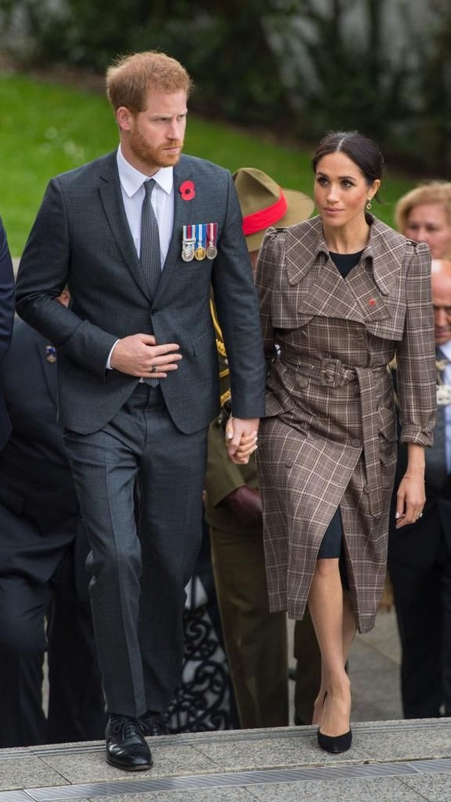 Meski sering tampil dengan gaun-gaun mewah, Meghan Markle tak segan juga untuk bersolek dalam balutan busana murah. Coat dari Karen Walker ini dijual seharga US$ 60 atau sekitar Rp 1 juta. Foto: dok. Getty Images