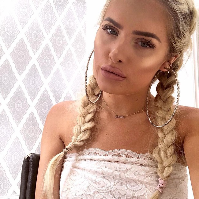 Wanita berambut pirang ini juga telah merilis sebuah buku yang berjudul My Beautiful Struggle.  Foto: Instagram @jbone89