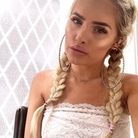 Wanita berambut pirang ini juga telah merilis sebuah buku yang berjudul My Beautiful Struggle.  Foto: Instagram @jbone89