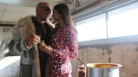 Ditemani secangkir kopi, pemotretan Vin Diesel dengan lawan mainnya di dalam film ini terlihat keren. Foto: Instagram @vindiesel