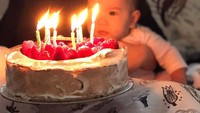 Wah ini momen ketika Jennifer ulang tahun. Sebuah kue dengan topping strawberry menambah kemeriahan ulang tahunnya. Foto: instagram @jenniferanelita