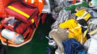 Ada juga barang-barang milik penumpang, seperti tas. Pool/Basarnas.