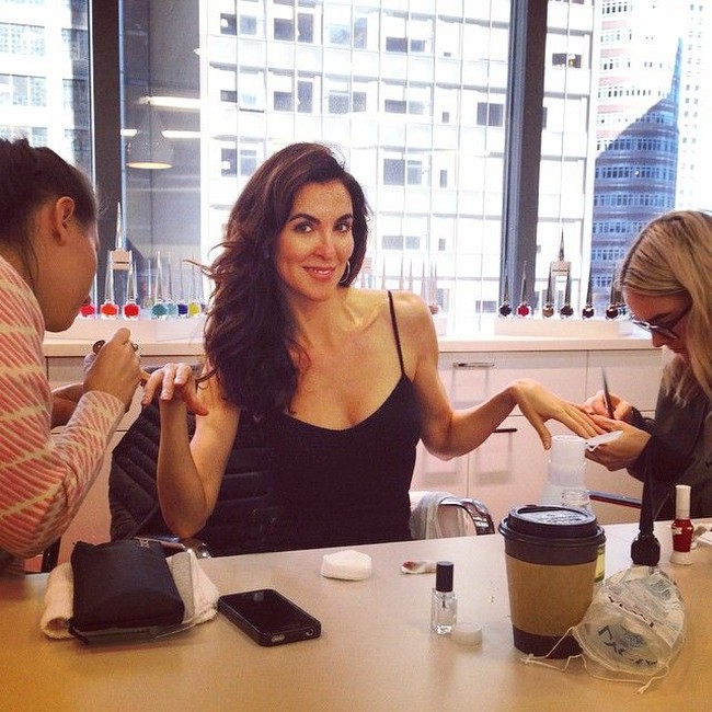 Biasanya Adele akan berpose memegang produk tapi hanya tangannya saja yang kelihatan. Foto: Instagram @adeleuddo