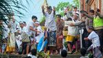 Foto: Perang Pakai Ketupat di Lombok