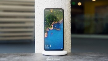 Dengan mengusung sistem slide, wireless charging dan segenap keunggulan lain membuat ponsel ini dibanderol USD 720. Foto: Sina Mobile