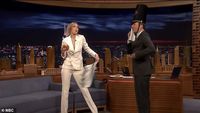 Dikritik Haters Terlalu Kurus, Gigi Hadid Habiskan Burger Sambil Menari