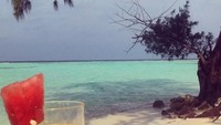 Lagi-lagi Jennifer memamerkan pemandangan laut dan segelas minuman dingin. Ia memotret jus jeruk dan semangka di depan pantai dengan air berwarna hijau tosca. Foto: instagram @jenniferanelita