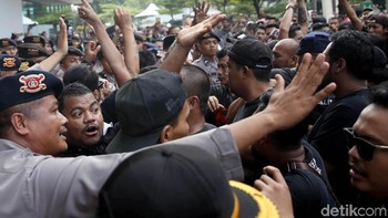 Menurut Igun Wicaksono, sebanyak 5.000 orang yang terdiri dari driver roda dua dan roda empat berkumpul untuk ikut serta melakukan aksi demo di depan kantor Grab kali ini.