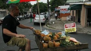 Punya Tampang Sangar, Ternyata Vin Diesel Mahir Jualan Buah Nanas