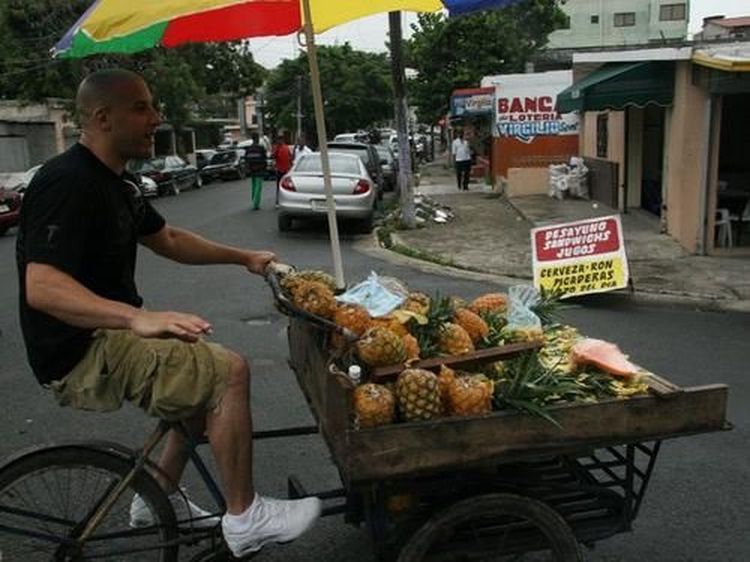 Punya Tampang Sangar, Ternyata Vin Diesel Mahir Jualan Buah Nanas