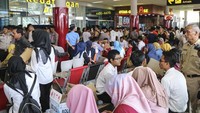 Sejumlah anggota keluarga korban jatuhnya pesawat Lion Air JT-610 rute Jakarta-Pangkalpinang berada di ruang kedatangan Bandara Depati Amir, Pangkalpinang, Bangka Belitung. ANTARA FOTO/Hadi Sutrisno.