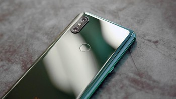 Mi Mix 3 bawa dua kamera di bagian belakangnya. Foto: Mi Mix 3