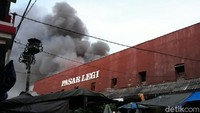 Kepulan asap membubung tinggi.