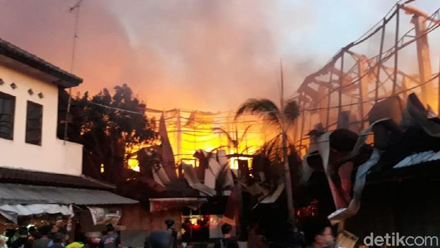 Suasana saat Pasar Legi Solo terbakar, Senin lalu. 