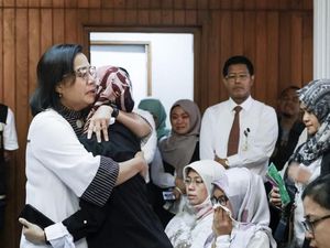 Peluk Hangat Sri Mulyani untuk Keluarga Korban Lion Air