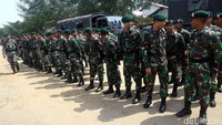 Personel TNI berkumpul di pantai Pakis Jaya, Karawang, Jawa Barat, Senin (29/10/2018).