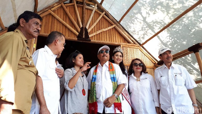 Menteri Pariwisata Arief Yahya (tengah) saat meninjau KEK Tanjung Kelayang dan sekitarnya (Afif Farhan/detikTravel) Menteri Pariwisata Arief Yahya (tengah) saat meninjau KEK Tanjung Kelayang dan sekitarnya (Afif Farhan/detikTravel)