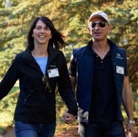 Sampai 2013, MacKenzie masih mengendarai mobil Honda dan mengantar keempat anak mereka sekolah. Sahabat mereka Danny Hillis mengatakan kepada Vogue bahwa mereka adalah keluarga normal dan ramah. Danny mengatakan justru tampak abnormal dengan kehidupan sederhananya karena mereka kaya raya. Foto: dok. Getty Images