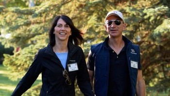 Rumah tangga itu kelihatannya baik-baik saja. MacKenzie dan Bezos sering tampil bersama dan selalu kelihatan serasi. Tapi mendadak, mereka mengumumkan akan bercerai tanpa menyebutkan alasannya. Foto: dok. Getty Images