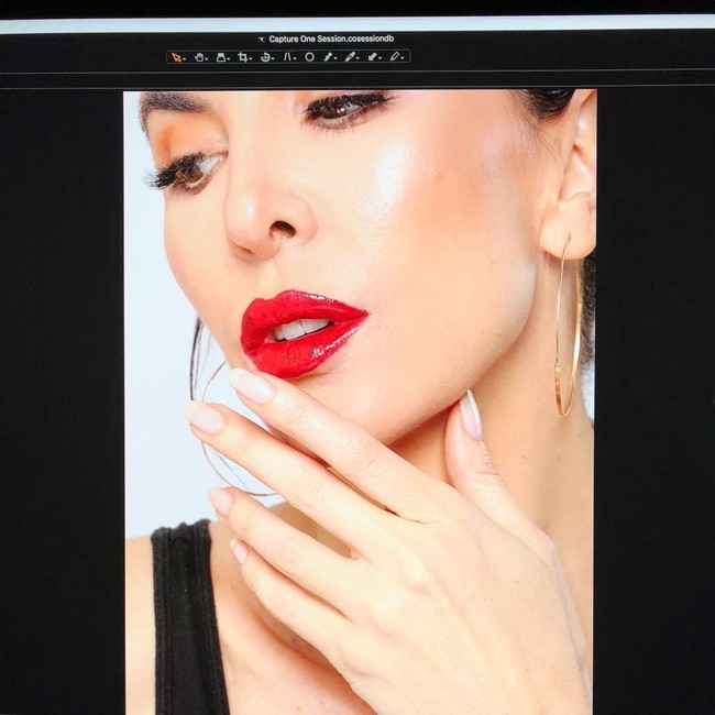 Tak jarang, tangan Adele juga menjadi tangan pengganti untuk para selebriti, seperti Penelope Cruz, Katy Perry, Behati Prinsloo, Eva Mendes hingga Heidi Klum ketika pemotretan. Foto: Instagram @adeleuddo