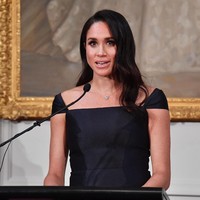 Gaun tersebut lalu menjadi pelengkap manis momen Meghan Markle saat memberi pidato khusus untuk merayakan 125 tahun sejak perempuan di Selandia Baru mendapatkan hak pilih. Dikabarkan Daily Mail, sang desainer kerap terinspirasi oleh sosok aktivis feminisme dalam berkarya. Gabriela diketahui sebagai desainer asal Kanada yang berbasis di New York City, AS. (Foto: Getty Images)