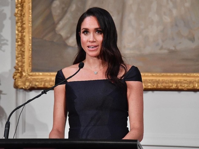 Gaun tersebut lalu menjadi pelengkap manis momen Meghan Markle saat memberi pidato khusus untuk merayakan 125 tahun sejak perempuan di Selandia Baru mendapatkan hak pilih. Dikabarkan Daily Mail, sang desainer kerap terinspirasi oleh sosok aktivis feminisme dalam berkarya. Gabriela diketahui sebagai desainer asal Kanada yang berbasis di New York City, AS. (Foto: Getty Images)