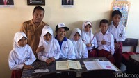 Dalam kunjungan tersebut, Rini menyempatkan diri menyapa sekitarr 217 penduduk dengan bertandang ke sekolah dasar Yayasan Pembinaan Pendidikan Islam di sana.