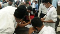 Petugas bandara mengecek data penumpang pesawat Lion Air dengan nomor penerbangan JT 610 rute Jakarta menuju Pangkal Pinang di bandara Depati Amir, Pangkal Pinang, Bangka Belitung, Senin (29/10/2018). Pesawat Lion Air bernomor penerbangan JT610 dipastikan jatuh di laut utara Karawang, Jawa Barat. Personel Badan SAR Nasional sudah menemukannya. ANTARA FOTO/Elza Elvia.