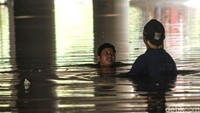 Underpass Kemayoran, Jakarta terendam banjir usai terjadinya hujan lebat pada Minggu (28/10/2018) malam.