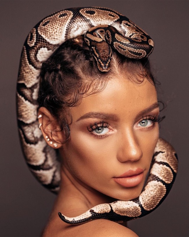 Jena Frumes berpose dengan hewan-hewan buas bukan hanya sekadar untuk gaya. Dia juga selalu menyampaikan pesan tentang penyelamatan hewan-hewan yang diajaknya berpose bersama itu. Foto: Instagram @jenafrumes