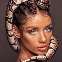 Jena Frumes berpose dengan hewan-hewan buas bukan hanya sekadar untuk gaya. Dia juga selalu menyampaikan pesan tentang penyelamatan hewan-hewan yang diajaknya berpose bersama itu. Foto: Instagram @jenafrumes