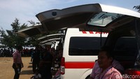 Sejumlah truk polisi dan TNI juga stand by di lokasi.